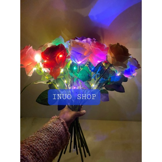 Rosa artificial con luz parpadeante